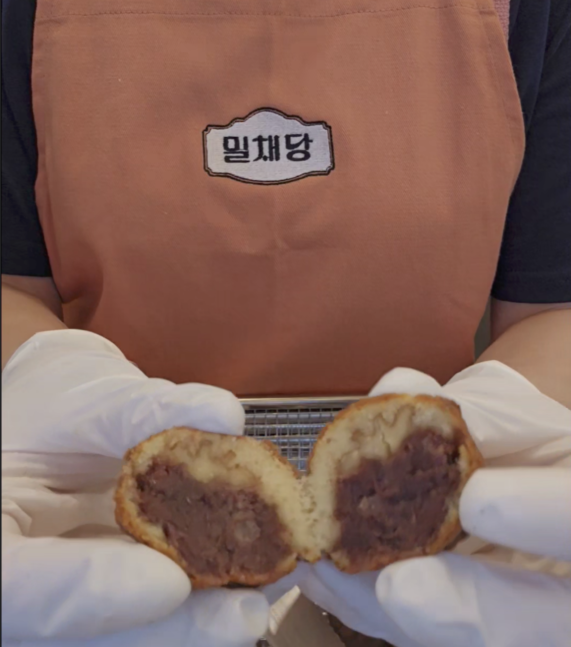 국산팥과 호두로 꽉찬 단면